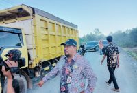 Kadis PUPR Tanbu Subhansyah memantau perbaikan jalan