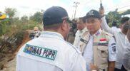 Kadis PUPR Tanah Bumbu Subhansyah, menjelaskan kondisi Jalan Nasional kepada Bupati Zairullah Azhar