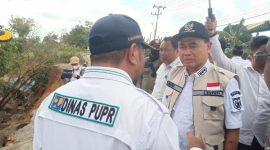 Kadis PUPR Tanah Bumbu Subhansyah, menjelaskan kondisi Jalan Nasional kepada Bupati Zairullah Azhar