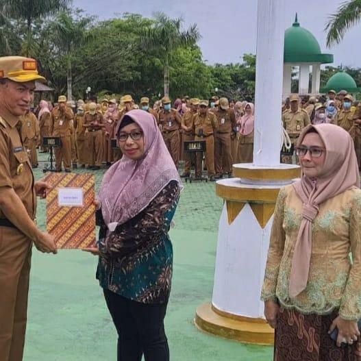 Sekda Ambo Sakka menyerahkan sertifikat halal