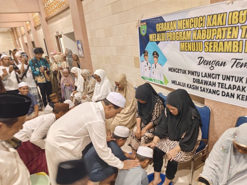 Zairullah Azhar saat menyaksikan anak-anak mencuci kaki orang tuanya di Masjid Apung Ziyadatul Abror
