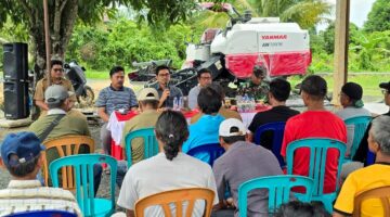 Ketua DPRD Tanbu Serahkan Bantuan Mesin Panen Padi