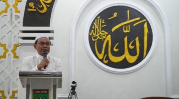 Guru Fakhruddin Nur Berikan Tausiah di Masjid Darul Azhar