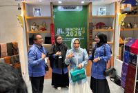 Foto: saat Diskumdagri mengikuti pameran Internasional Handcraft Trade Fair 2025 dan menerima kunjungan Hj Fathul Jannah istri Gubernur Kalsel Muhidin