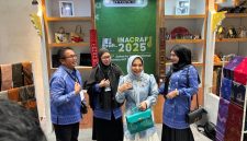 Foto: saat Diskumdagri mengikuti pameran Internasional Handcraft Trade Fair 2025 dan menerima kunjungan Hj Fathul Jannah istri Gubernur Kalsel Muhidin