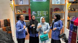 Foto: saat Diskumdagri mengikuti pameran Internasional Handcraft Trade Fair 2025 dan menerima kunjungan Hj Fathul Jannah istri Gubernur Kalsel Muhidin
