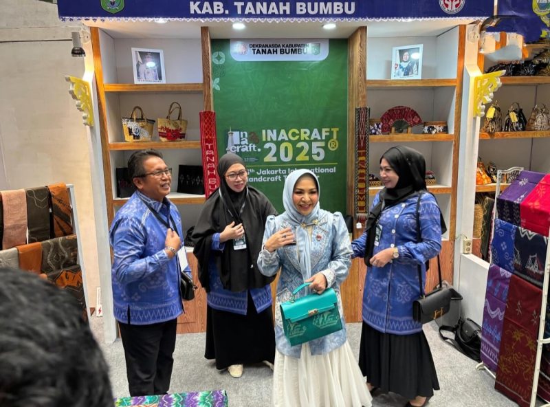 Foto: saat Diskumdagri mengikuti pameran Internasional Handcraft Trade Fair 2025 dan menerima kunjungan Hj Fathul Jannah istri Gubernur Kalsel Muhidin